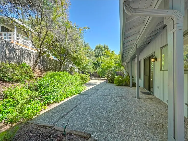 1545 Wimbledon Dr — Photo 6