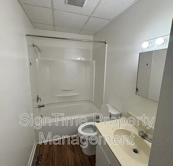 112 W Franklin St #4 — Photo 12