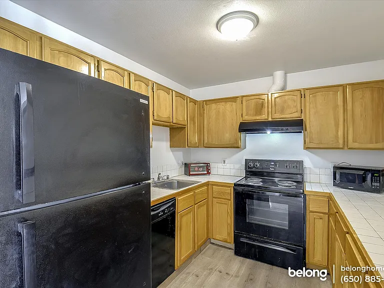 1475 Hawes St #B — Photo 10