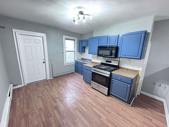 3rd image of 377 1/2 Bramhall Ave