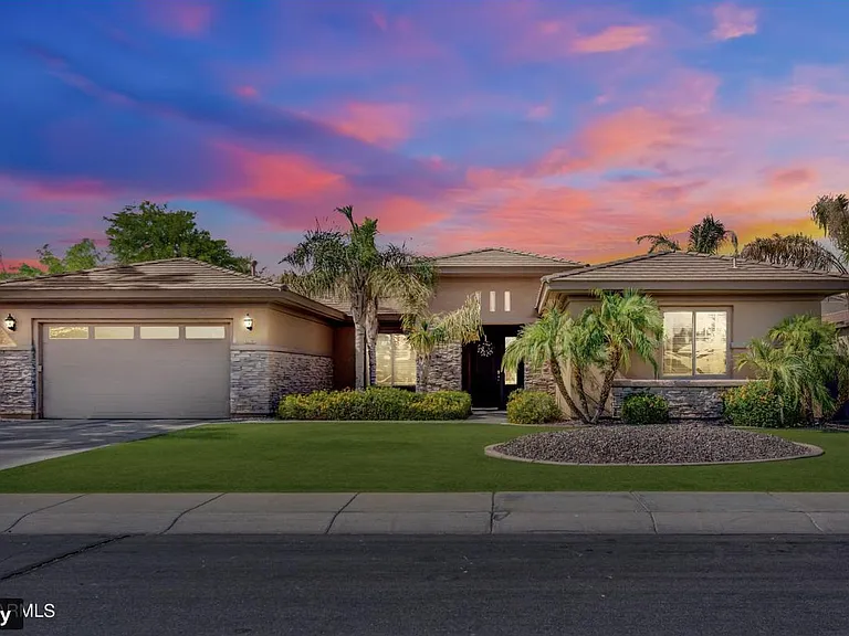 1230 E Canary Dr — Photo 2