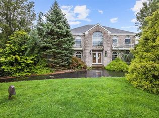 11 Twin Lakes Dr, Manalapan, NJ