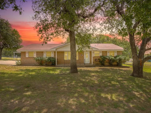 445 Parker St, Azle, TX 76020