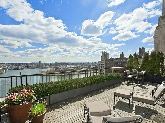 Sold by Sotheby's International Realty | media 16