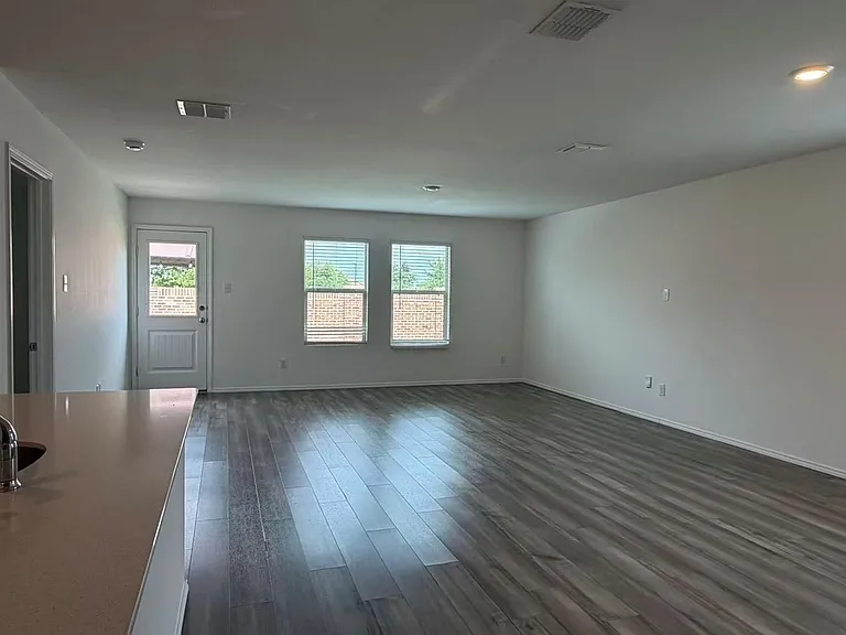405 Laurenbrooke Dr — Photo 2