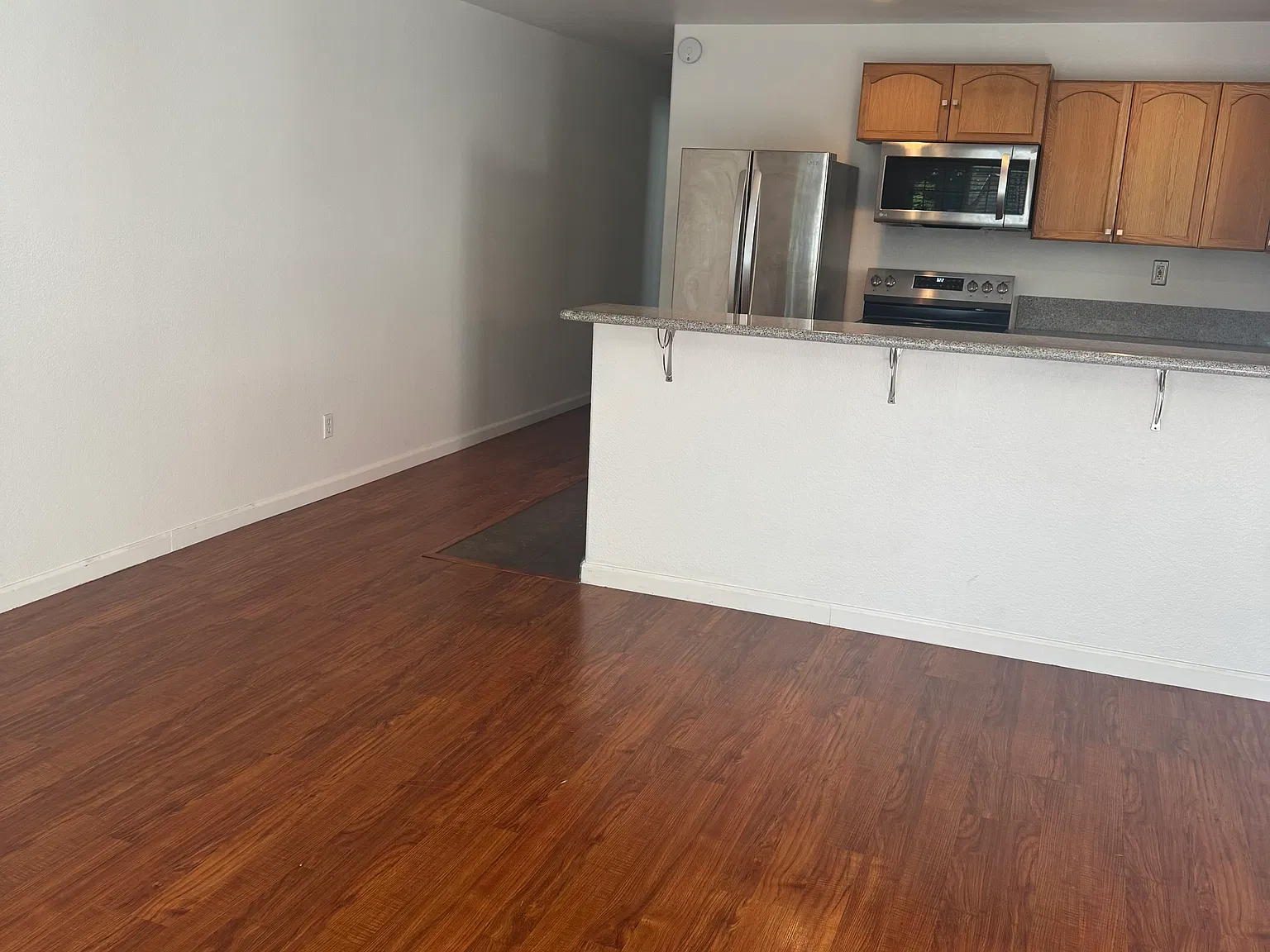 2 bed, 900 sqft, $1,900 — Photo 2