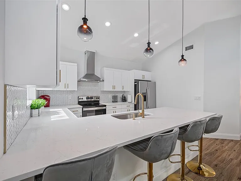 3717 E Clifton St — Photo 15