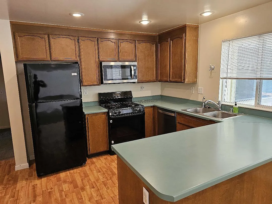 4 bed, 1900 sqft, $3,950 — Photo 2