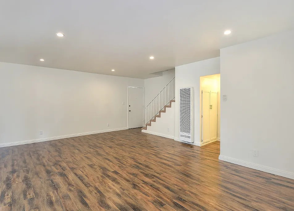 Building Photo - 14039 Archwood St #1