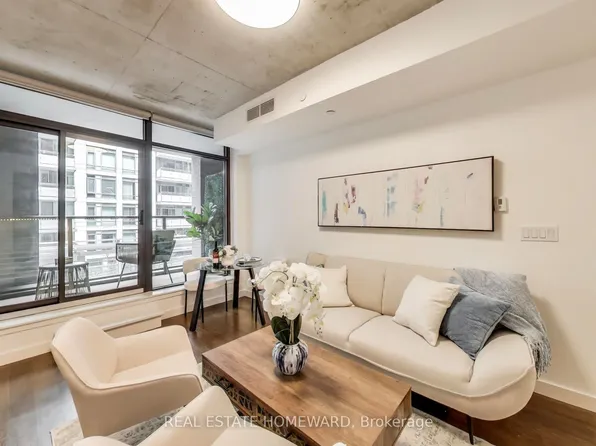 111 Bathurst St #320, Toronto, ON M5V 0M9