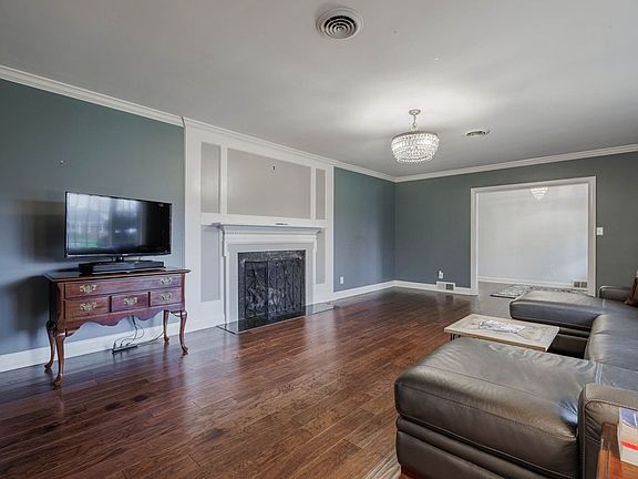 4th image of 408 Saint Claire Dr