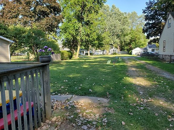 Huge country feel front yard on a quiet street by the Washington Library