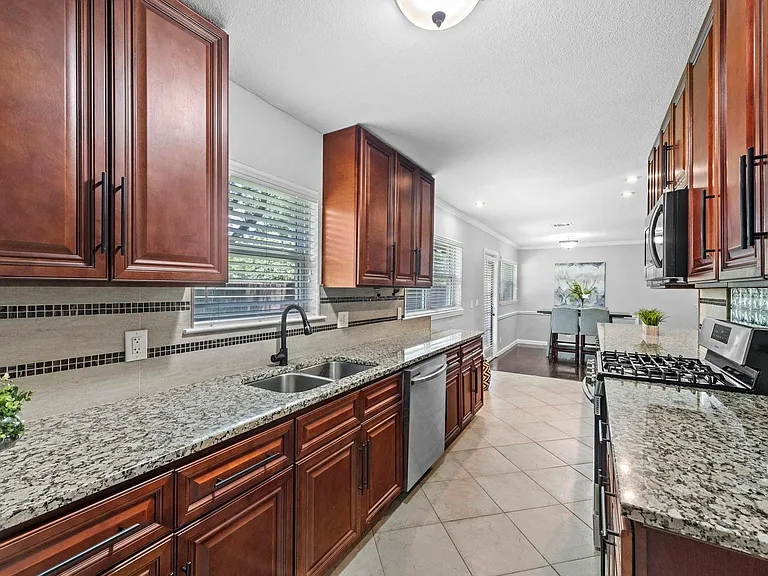 806 Greenhaven Dr — Photo 3