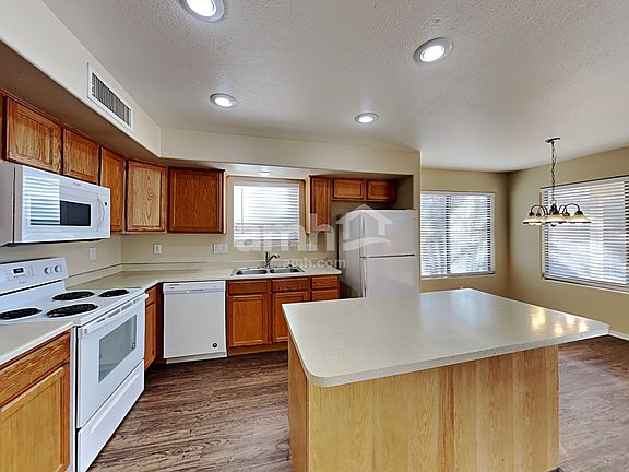 3rd image of 15793 W Moreland St