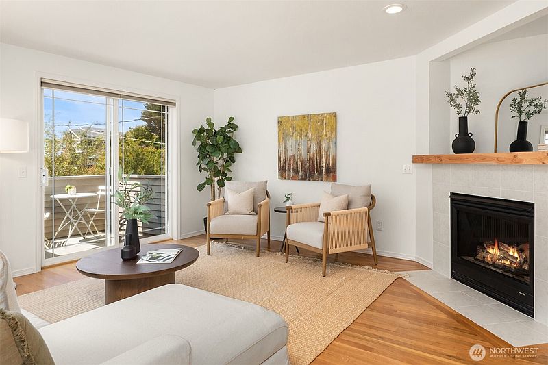 4th image of 4054 54th Avenue SW