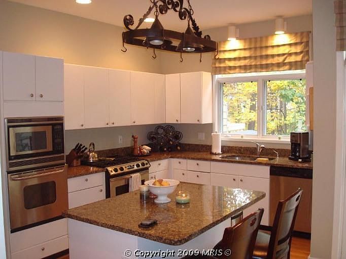 Kitchen w/granite S/S