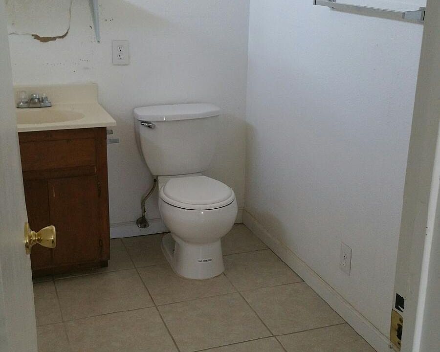 2nd image of 480 1/2 Orange Ave