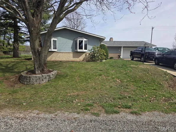 1690 Fayette St, Carlyle, IL 62231