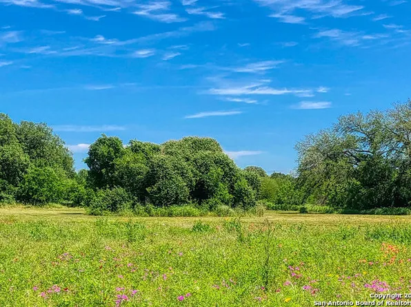 157 N 1st St, Floresville, TX 78114
