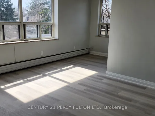 392 Jane St #304, Toronto, ON M6S 3Z5