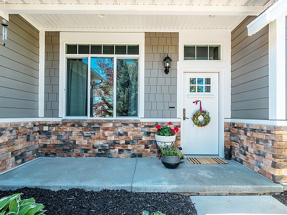3rd image of 985 Wild Rose Dr