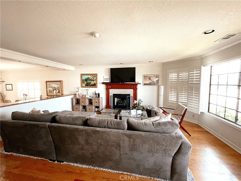 3 bed, 1981 sqft, $6,400 — Photo 4