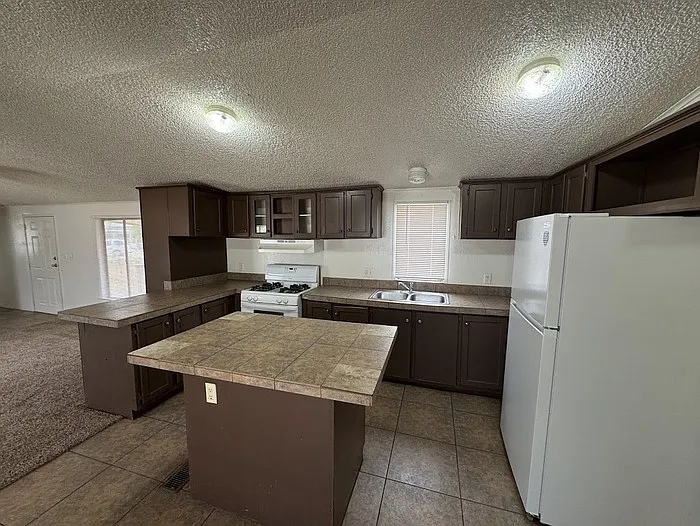 13729 W Maryland Ave — Photo 3
