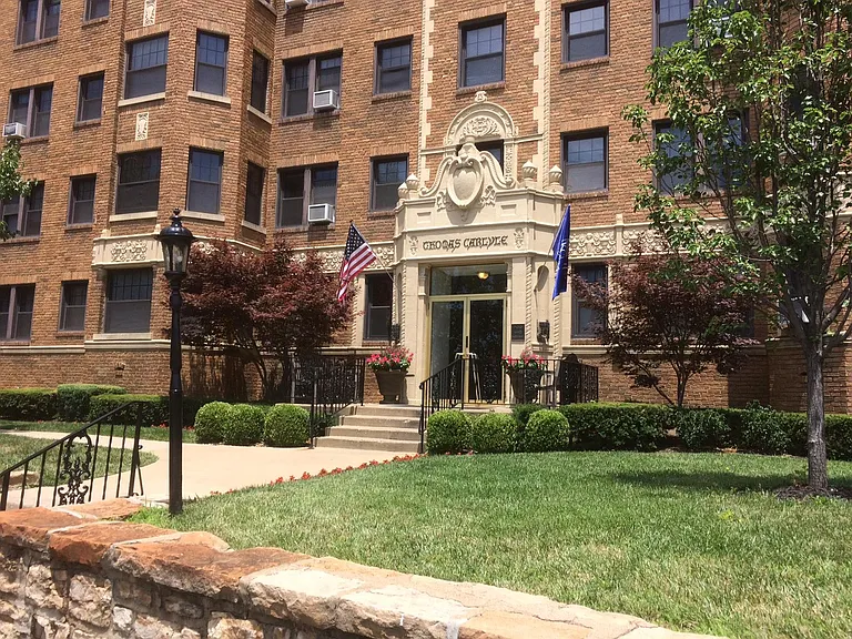 Carlyle Apartments — Photo 1