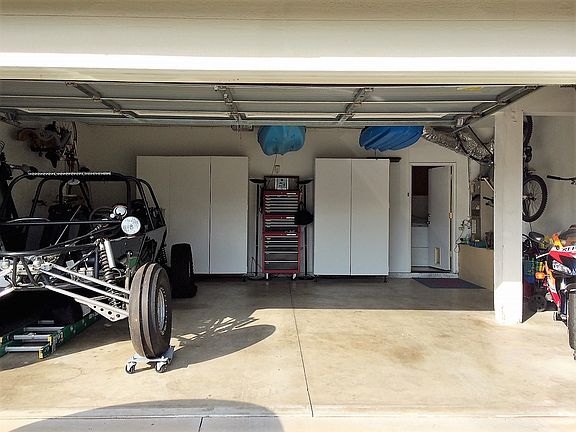 FINISHED GARAGE W/FLOATING CABINETS