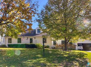 2516 S Clarkway Dr, Sioux Falls, SD 57105