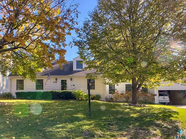 2516 S Clarkway Dr, Sioux Falls, SD 57105