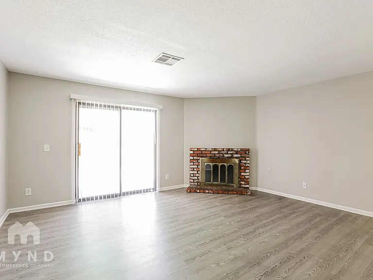 261 Queen Marie Ct — Photo 6