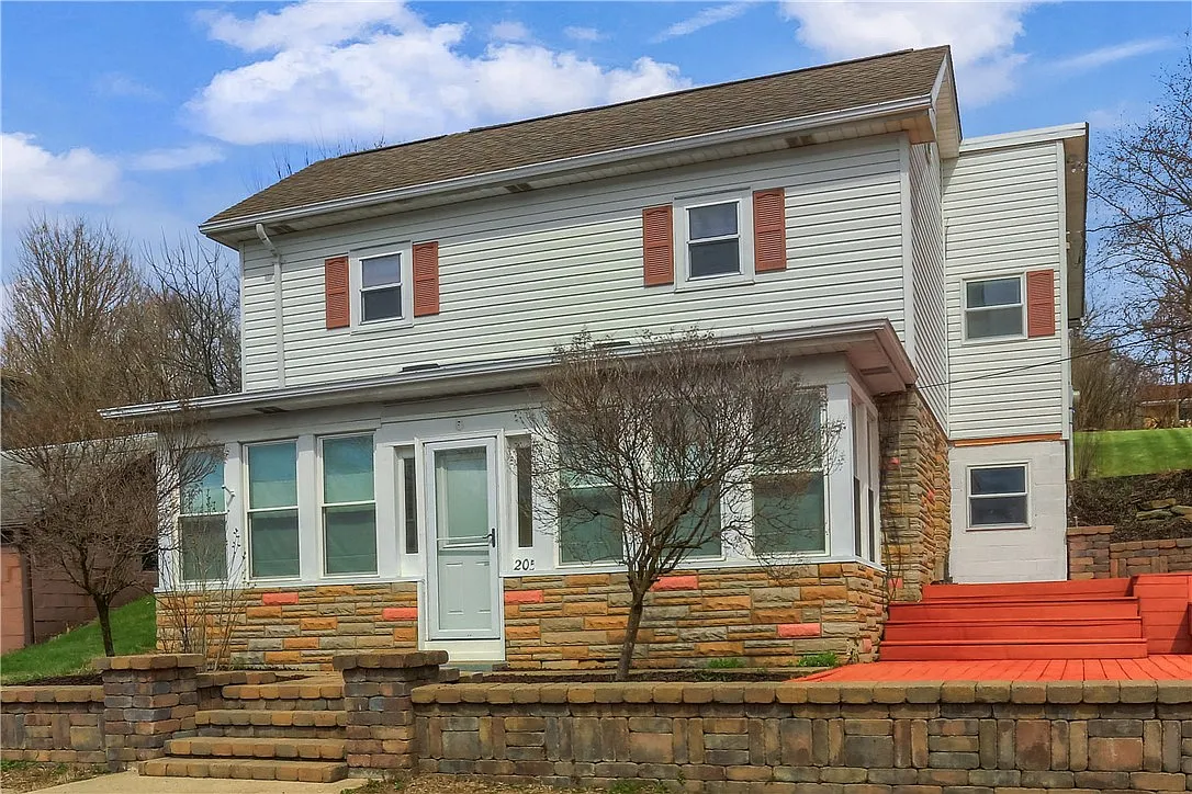 205 Howard St photo 1