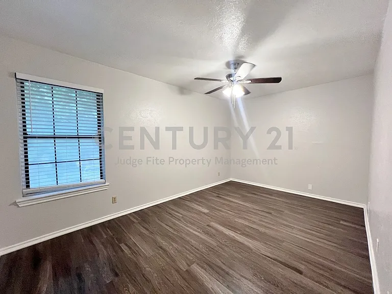 1108 N Elm St #10 — Photo 23