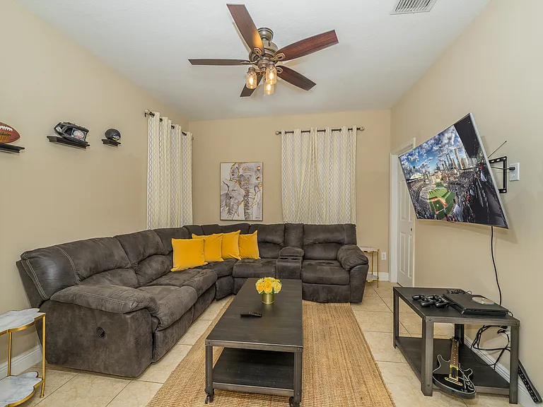 205 E Kirby St — Photo 4