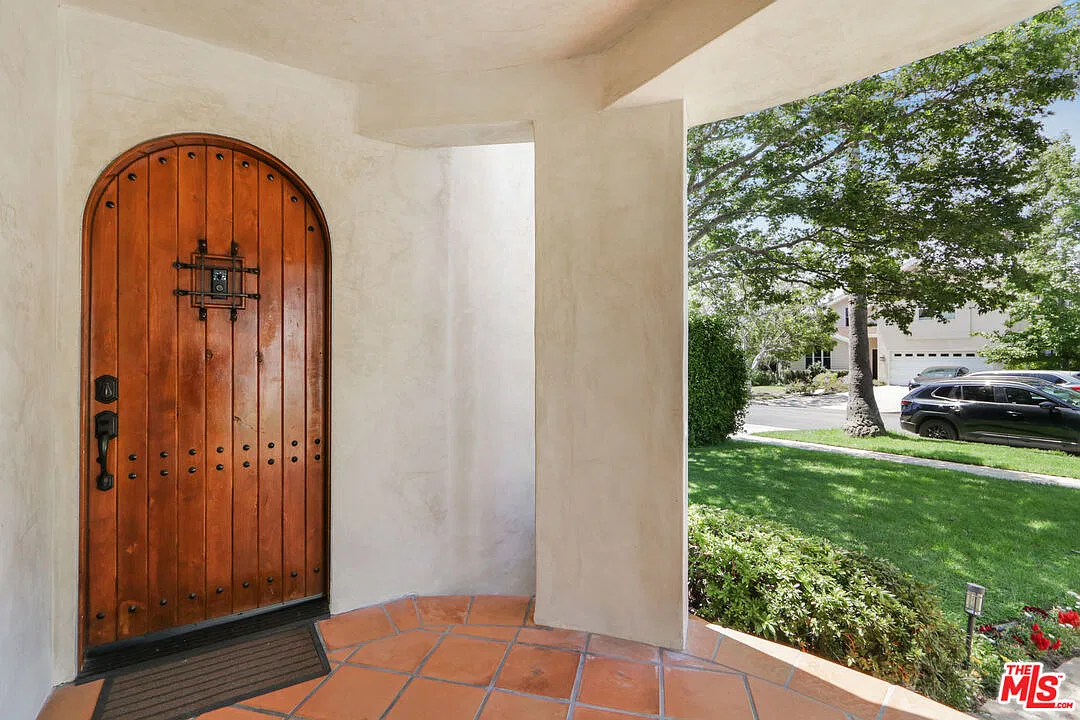 3 bed, 3.0 bath, 2491 sqft, $9,500 — Photo 2