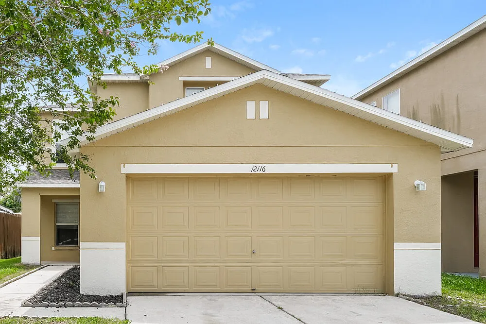 3 bed, 2.5 bath, 2270 sqft, $2,030 — Photo 1