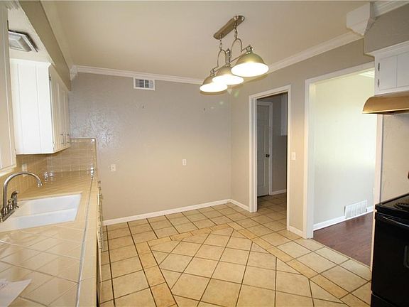 5th image of 1301 Andover Ct