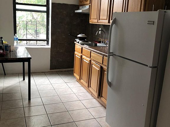 2nd image of 1058 Grant Ave