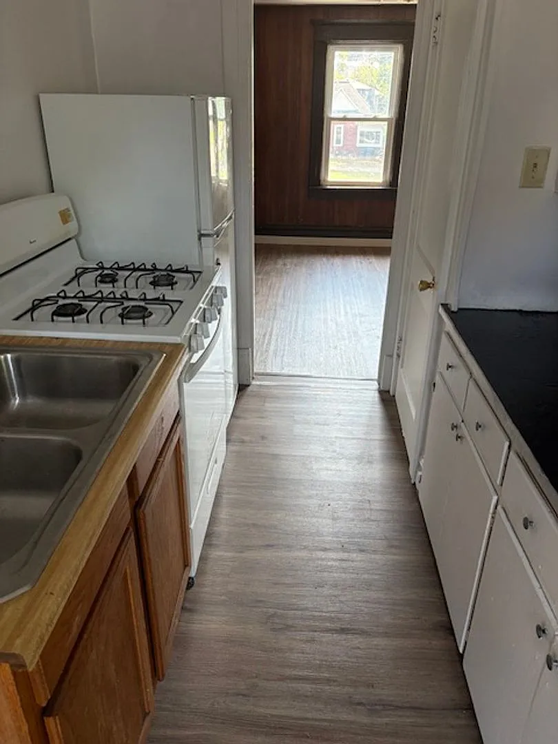 302 Clay St — Photo 2