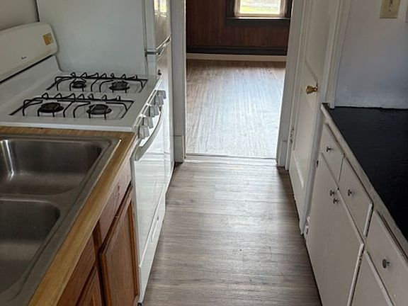 2nd image of 302 Clay St