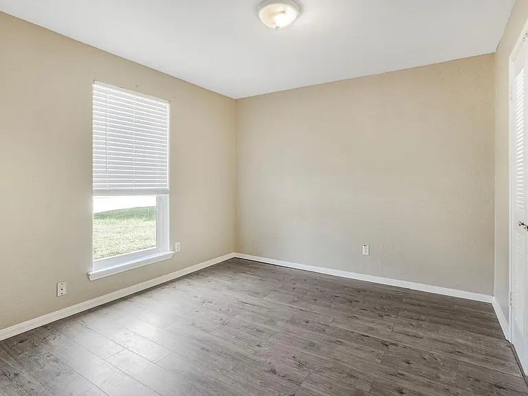 17810 Crestline Rd — Photo 6