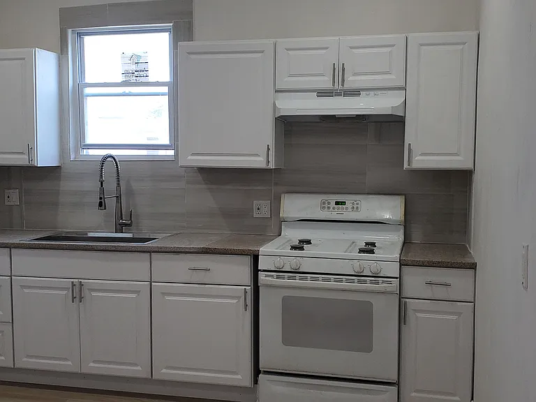 Pinckney St — Photo 1