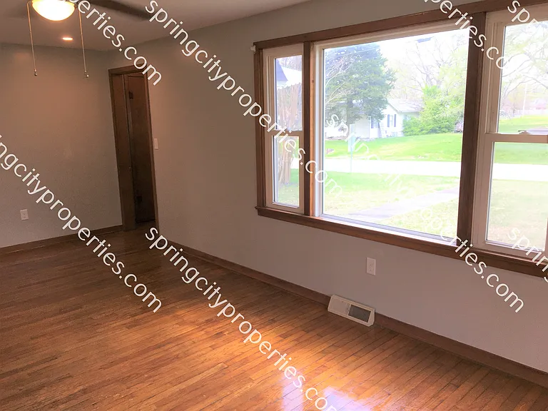112 E Oak St — Photo 5