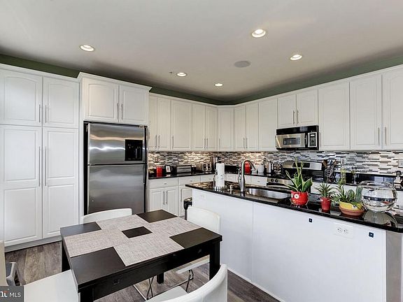 4th image of 401 Oak Knoll Dr