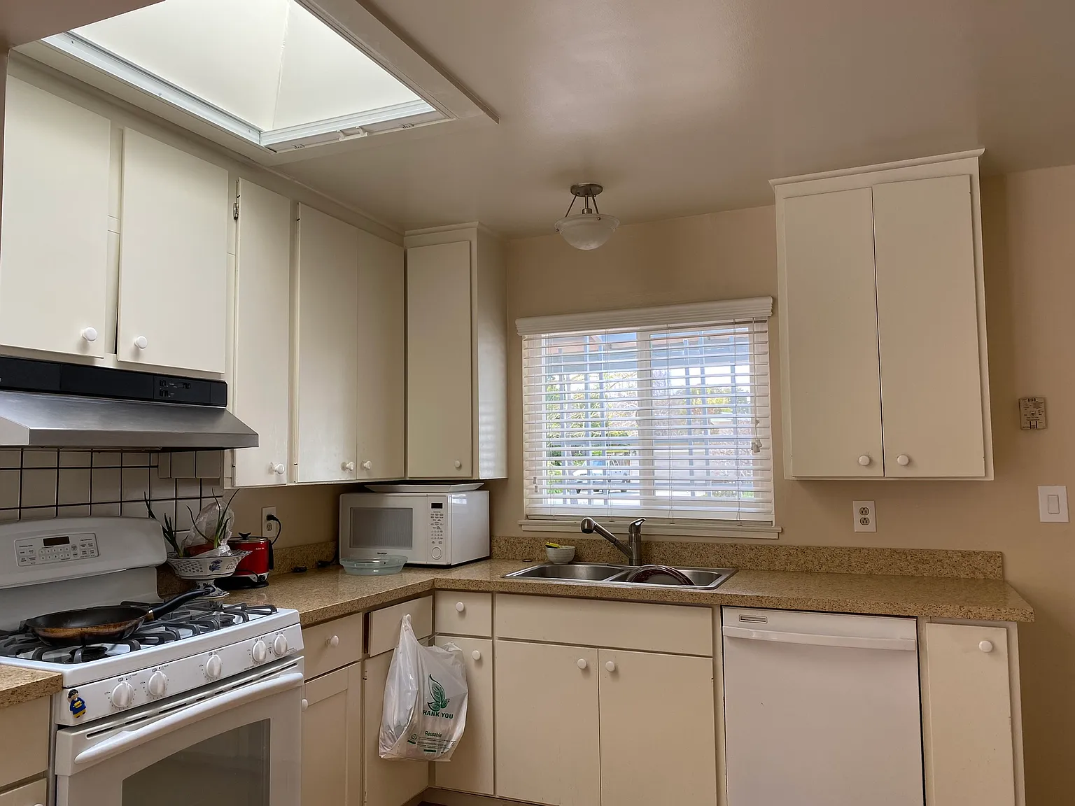 3 bed, 1.5 bath, 360 sqft, $1,733 — Photo 3