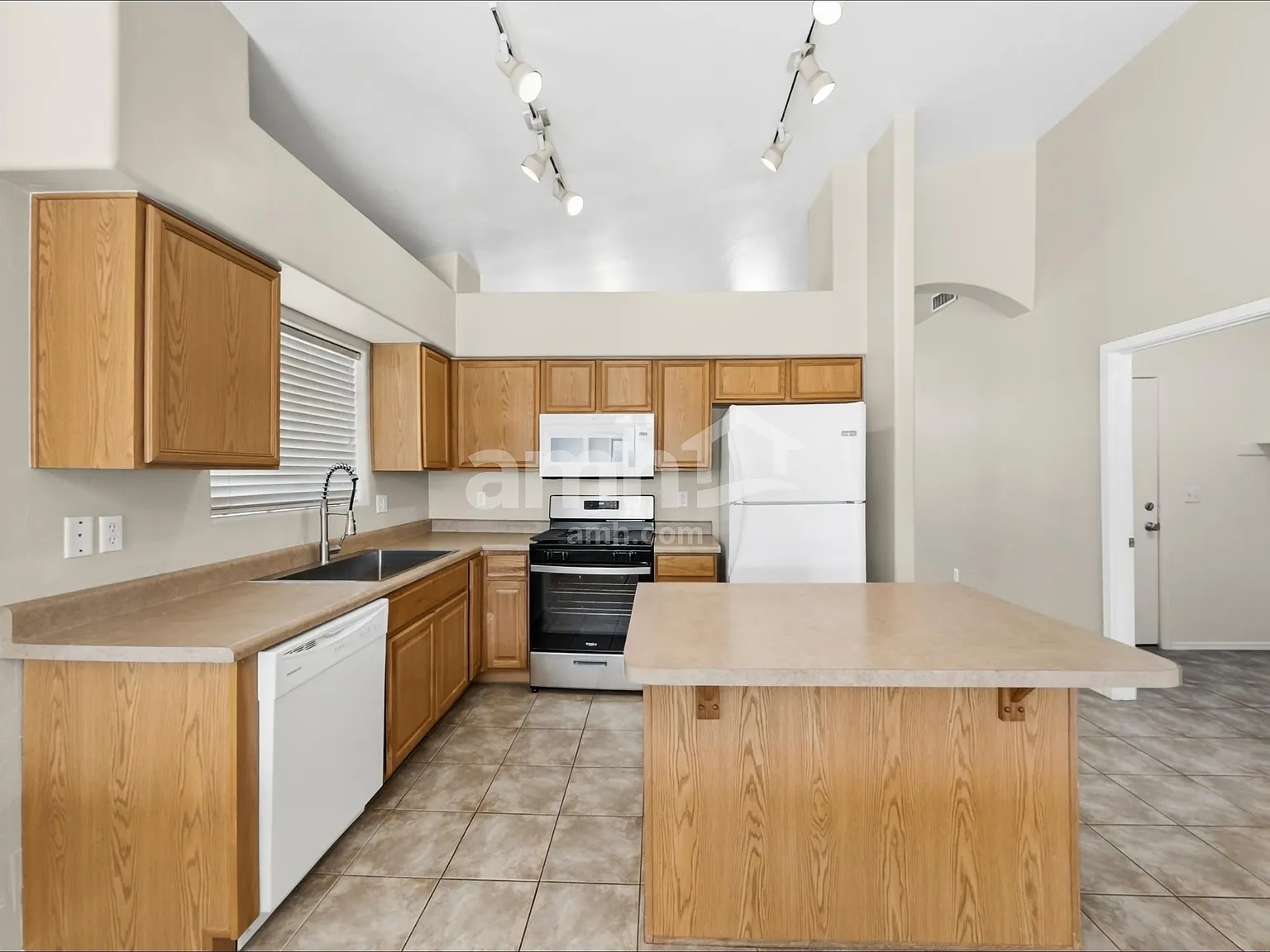 3 bed, 2.0 bath, 1615 sqft, $2,030 — Photo 3