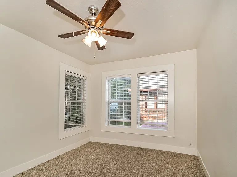 814 W College St — Photo 10