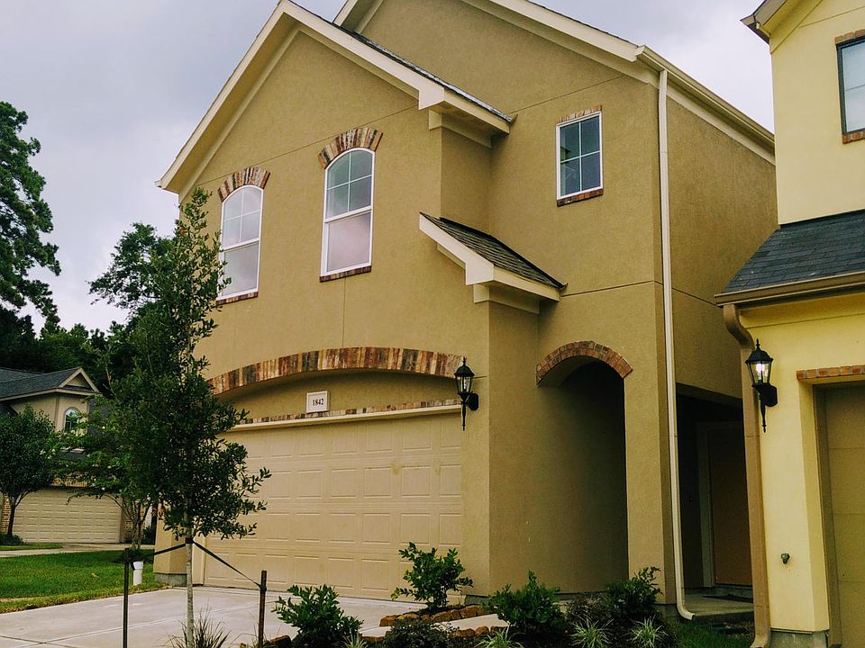 Welcome to your new home! 4 Bedrooms, 2.5 Bathrooms, Backyard, and Easy Access to Highways!