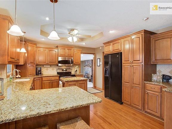 Updated Kitchen With Maple Cabinets, Granite & Stainless Steel Appliances